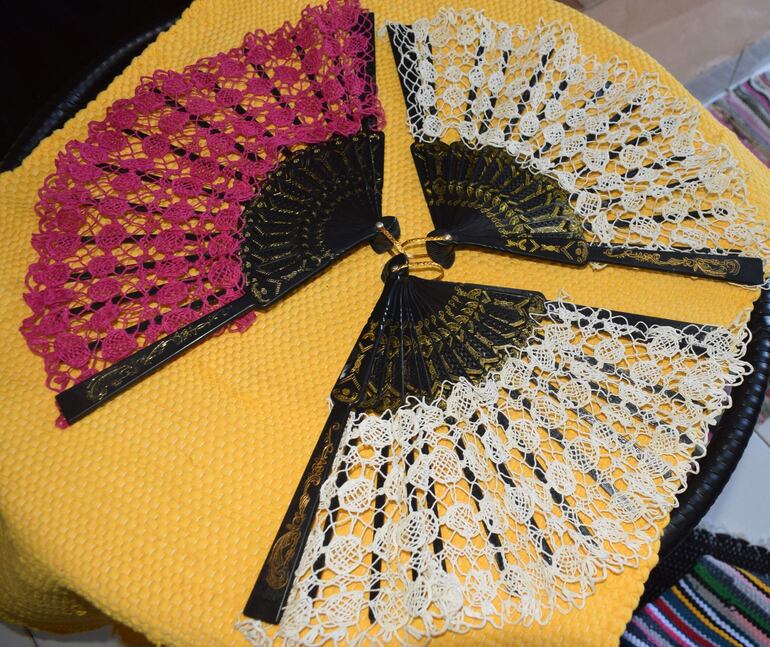 Abanicos hechos con tejidos de encaje ju.
