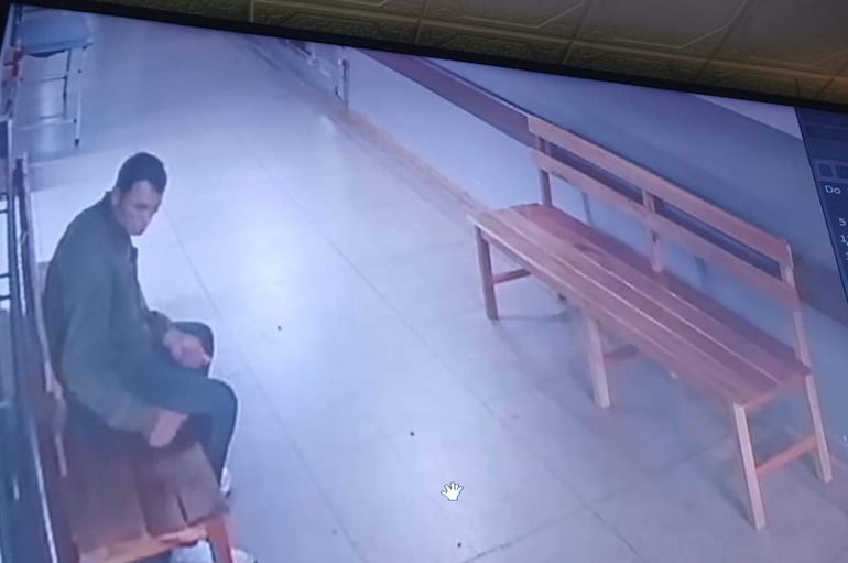 Ladrón sentado sobre un escaño, antes de cometer hurto en el Hospital Regional de PJC.