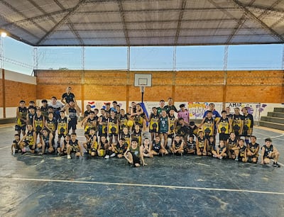 Los chicos y responsables de Yaka Yrupe Básquet Club.