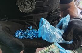 Video: estaba robando en una iglesia y quedó atrapado en el techo