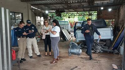 La fiscalía y la Policía Nacional realizaron un procedimiento dentro del taller para verificar las condiciones de los vehículos.