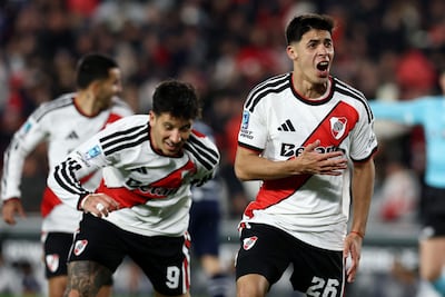 El centrocampista de River Plate #26 Tomás Galván celebra el segundo gol de su equipo durante el partido de fútbol del torneo Clausura 2026 de la Liga Profesional Argentina entre River Plate e Independiente Rivadavia, en el estadio Más Monumental de Buenos Aires.