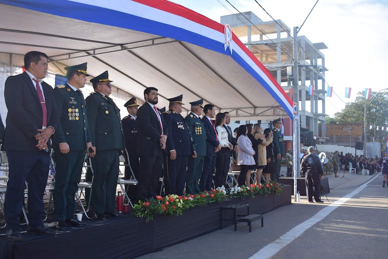 Las autoridades municipales, educativas, policiales y militares acompañaron el desfile estudiantil realizado en conmemoración de los 215 años de la Independencia del Paraguay.
