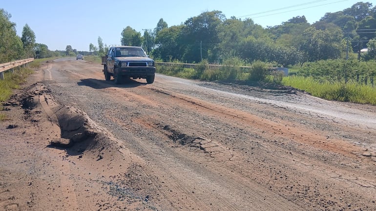 A pesar del esfuerzo ciudadano, los arreglos no resisten el intenso tránsito y el deterioro vuelve a aparecer rápidamente