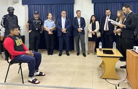 Erick Luis Moreno Hernández, alias El Monstruo, en la lectura del acta de extradición, en Luque. Aparecen los jueces Clara Ruiz Díaz y Francisco Acevedo y el fiscal adjunto Manuel Doldán.