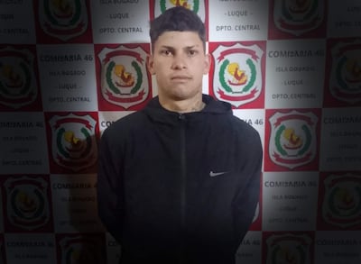 Hombre de pie en chaqueta negra en la Comisaría 46 de Isla Bogado, con ambiente formal y expresión tranquila.