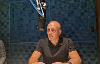 Fabián Coito, ex entrenador de las selecciones menores de Uruguay y la mayor de Honduras, en los estudios de Sport 890 de Montevideo.