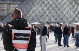 Un guardia de seguridad este miércoles fuera del Museo del Louvre, en París.