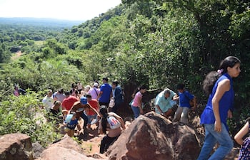 En Yaguarón, la peregrinación al Cerro Jejupi, convoca a fieles que suben con promesas, renovando una tradición de fe y esperanza.