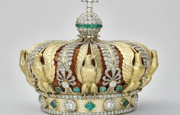 Imagen facilitada de la corona de la emperatriz Eugenia de Montijo, la esposa española del emperador Napoleón III (1852-1870), que los ladrones perdieron en su huida y resultó dañada durante el robo cometido en el Museo del Louvre, en París.