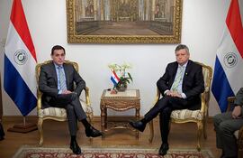 El canciller Rubén Ramírez Lezcano, con el embajador de la República Argentina acreditado ante nuestro país, Oscar Domingo Peppo.