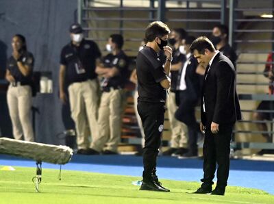 Gustavo y Guillermo Barros Schelotto, durante el partido que Paraguay cayó 0-1 ante Uruguay.