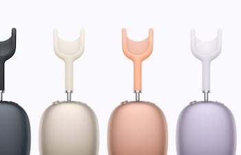 Fotografía difundida este lunes por Apple que muestra los auriculares AirPods Max 2.