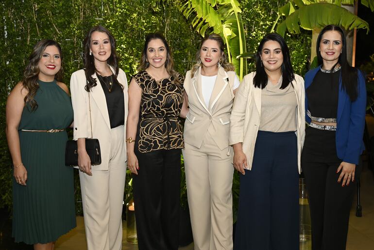 Valeria Camacho, Jackeline Penayo, Carolina Díaz, Camila Alvarenga, Verónica Perdomo y Sandra Arce.