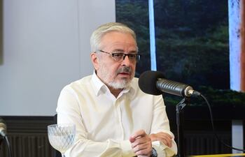 El exsenador Jorge Querey, en los estudios de ABC Cardinal en la mañana de este sábado 15 de junio.