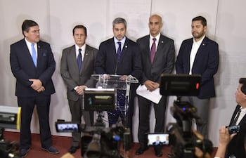 El presidente Mario Abdo Benítez, acompañado por los titulares de los otros Poderes del Estado y por el ministro de Salud Pública, Julio Mazzoleni, anuncia en el Palacio de López la medida preventiva que tendrá, en principio, una duración de quince días. Supermercados y shoppings informaron que atenderán con algunas restricciones, que incluyen cancelación de eventos, cierre de cines y menos mesas en patios de comida. La jornada laboral pública y privada no se suspende.