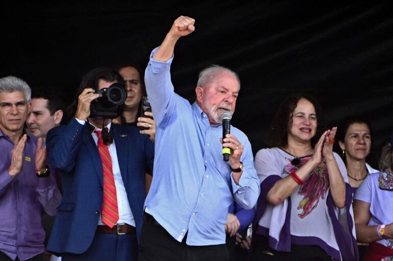 El presidente brasileño Luiz Inacio Lula da Silva brinda un discurso a miles de mujeres en Brasilia.