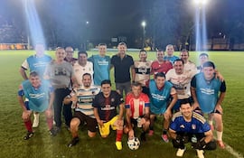 Yamil Esgai, Santiago Peña, Pedro Alliana y otros sonríen en una celebración deportiva, con camisetas de equipos y un balón de fútbol.