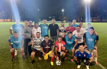 Yamil Esgai, Santiago Peña, Pedro Alliana y otros sonríen en una celebración deportiva, con camisetas de equipos y un balón de fútbol.