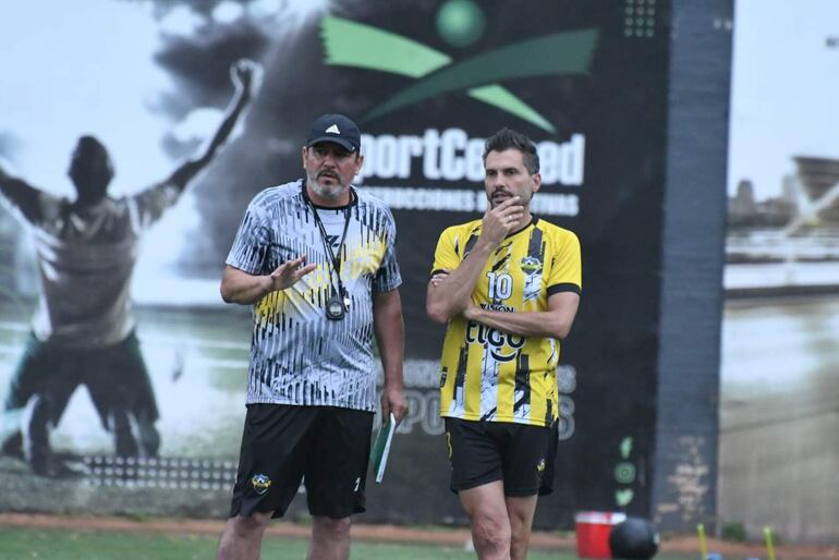 Juan Daniel Cáceres y Luis Antonio Vidal, expectantes de la decisión de David Villalba en Deportivo Recoleta.