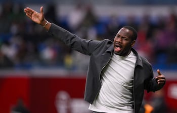 El seleccionador senegalés, Pape Thiaw, reacciona durante la semifinal de la Copa Africana de Naciones (CAN) entre Senegal y Egipto en el Gran Estadio de Tánger el 14 de enero de 2026. El seleccionador senegalés, Pape Thiaw, fue suspendido cinco partidos de la Confederación Africana de Fútbol (CAF) y multado con 100.000 dólares tras las caóticas escenas ocurridas en la final de la Copa Africana de Naciones contra Marruecos este mes, según se anunció el 29 de enero de 2026. (Foto de SEBASTIEN BOZON / AFP)