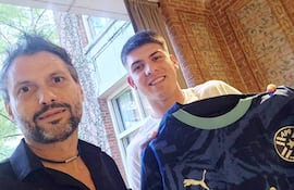 Luis Antonio Vidal Velázquez, presidente de Recoleta, en compañía de Lucas Ramón Romero, integrante de la selección paraguaya, con grandes posibilidades de competir en la Copa del Mundo Norteamérica 2026.