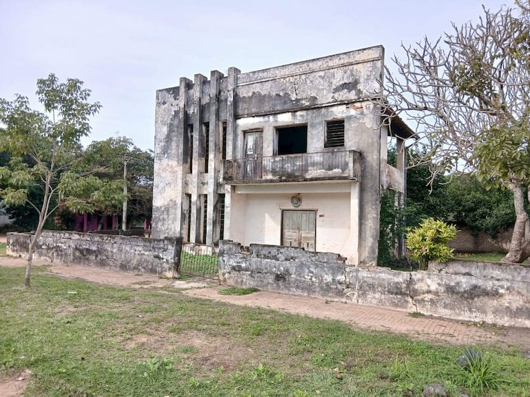 Las paredes presentan profundas grietas, partes de las murallas se desprenden, el techo muestra daños visibles y los sanitarios dejaron de funcionar