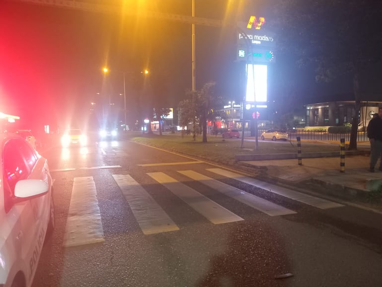 Según testigos, la víctima cruzó la avenida por el paso peatonal con su motocicleta.