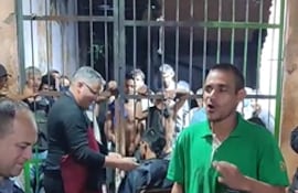Pasilleros, ahora ubicados en el pabellón Rancho Alta, se someten a una peluqueada masiva como parte de un pal para mantener la limpieza, el orden y el aseo personal en el sitio.