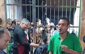 Pasilleros, ahora ubicados en el pabellón Rancho Alta, se someten a una peluqueada masiva como parte de un pal para mantener la limpieza, el orden y el aseo personal en el sitio.