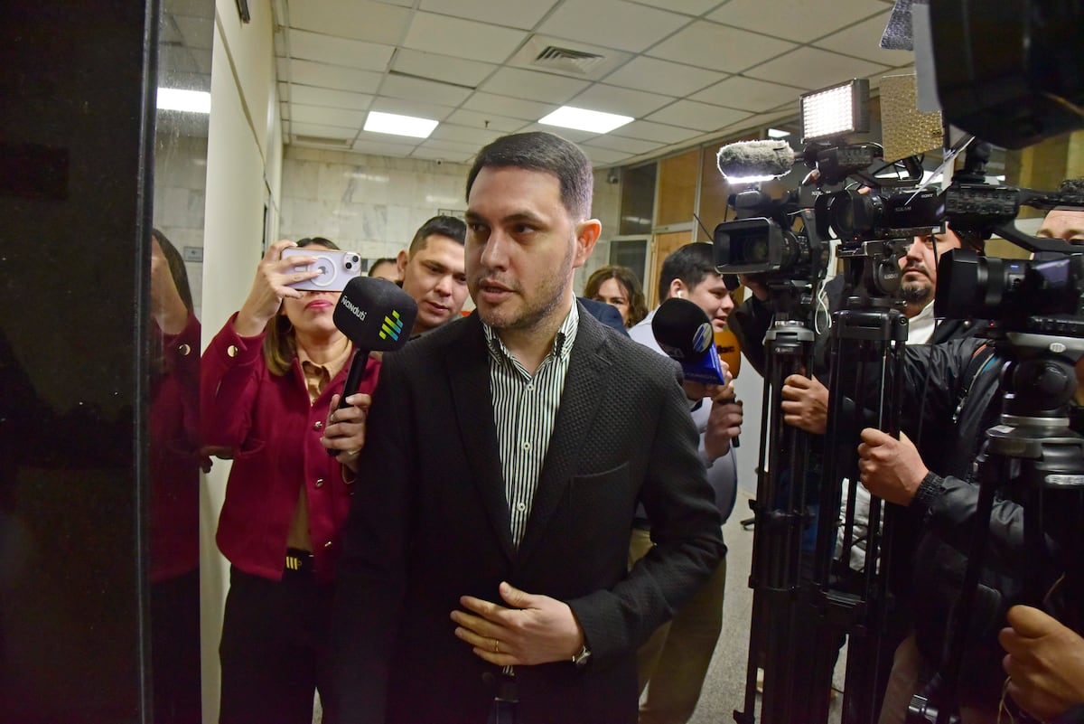 Cartistas evitan tratar pedido de cancelación de matrícula de Hernán Rivas