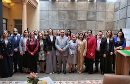 Javier Dejesús Esquivel al centro, con Alicia Pomata y Antonella Albertini, rodeados de mujeres, todos con expresiones felices en un ambiente institucional.