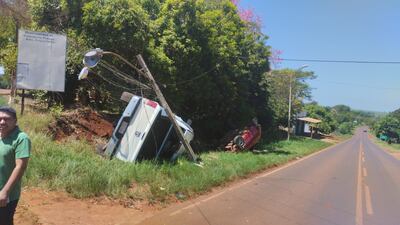 Los dos vehículos que protagonizaron el percance terminaron volcados.