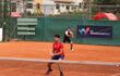 Hernando Escurra, delante y Martín Vergara, están en semifinales de dobles del torneo ITF M25 Asunción, en el CIT.