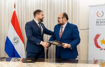El ministro de Justicia, Rodrigo Nicora, y el presidente de la UFAMEP, Dr. Javier Qiñónez.