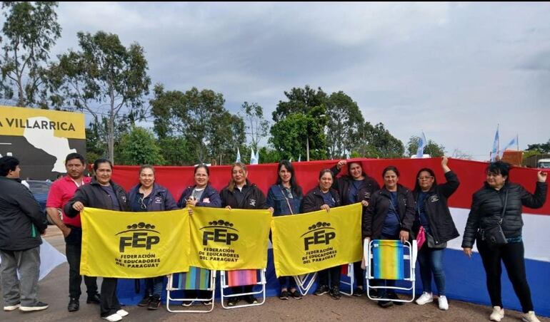 Miembros de la Federación de educadores de Paraguay (FEP) y otras organizaciones se sumaron a la movilización.