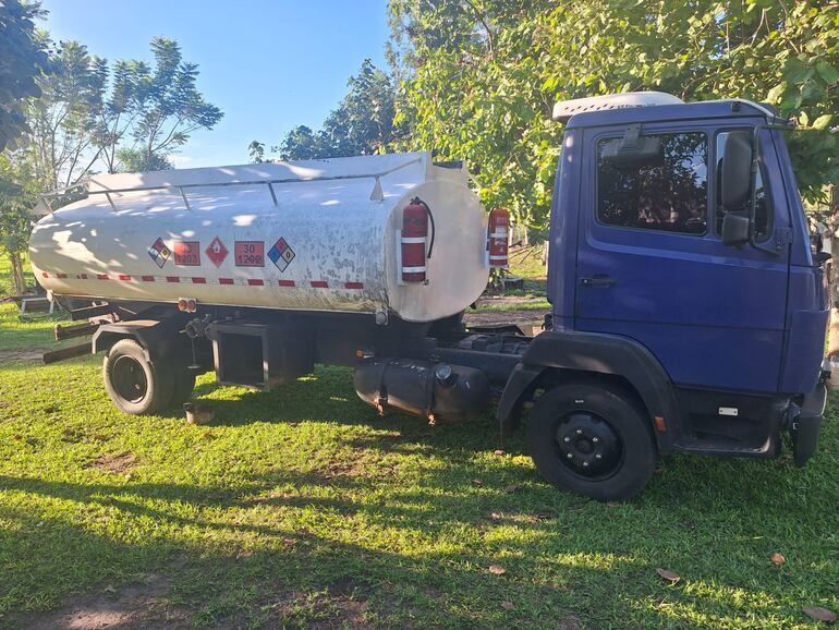 El camión cisterna que se incendió parcialmente en Yasy Cañy.