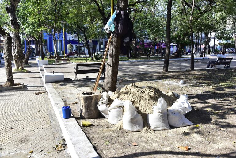 En las plazas del centro ayer se podían ver los materiales.