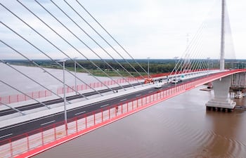 El puente Héroes del Chaco demandó una inversión de G. 928.062 millones (US$ 128,9 millones), por lo que se espera que traiga consigo el desarrollo del país.