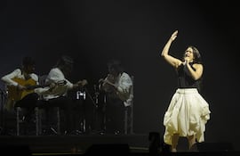 BARCELONA, 29/01/2026.- Rosalía (en la foto) junto a Bad Gyal, Morad, Oques Grasses, Lluís Llach, Fermín Muguruza, Amaia o Yerai Cortés, entre otros artistas, y voces palestinas como Zeyne o Lina Makoul, participan este jueves en Barcelona en el Concierto-Manifiesto X Palestina, un evento solidario con el pueblo palestino cuyos beneficios se destinarán a apoyar diferentes espacios culturales en este territorio. EFE/Marta Pérez