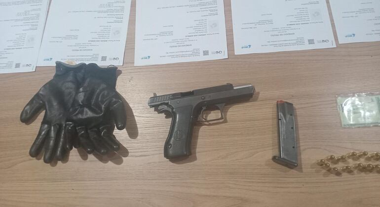 Una pistola y otras evidencias incautadas del poder del brasileño detenido en Pedro Juan Caballero.