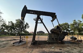 El petróleo continúa su ascenso en consonancia con las preocupaciones por las renovadas hostilidades en Oriente Medio, especialmente los ataques contra buques en el Golfo.