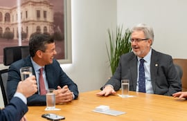 Santiago Peña y Enrique Duarte en 2024, siendo este último titular de la UIP.