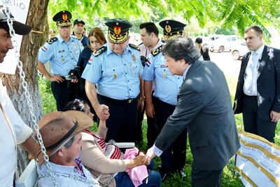 El ministro del Interior Euclides Acevedo (der.) habla con los padres de Edelio Morínigo, quienes se encadenaron ayer frente al Juzgado en Horqueta para exigir el paradero de su hijo secuestrado.