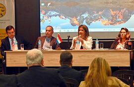 Cecilia Pérez Rivas (2ª de la der.) junto con otros disertantes durante el panel-debate en el Colegio de Abogados del Paraguay.