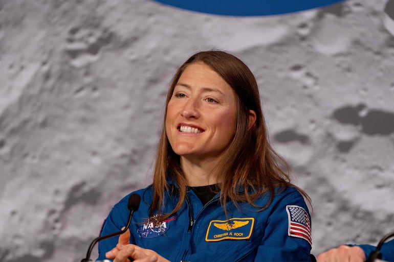 La especialista de misión de Artemis II, Christina Koch, sonríe durante una conferencia de prensa en el Centro Espacial Johnson de la NASA el 16 de abril de 2026 en Houston, Texas.