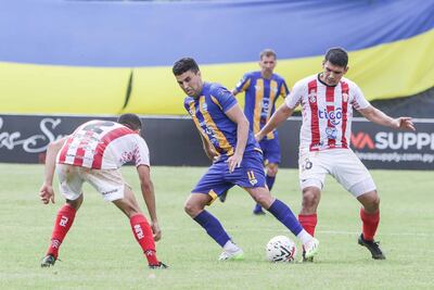 El extremo auriazul, Víctor Miranda intenta escapar de la marca de Édgar Duarte (2) y Víctor Matta. (Foto: APF)