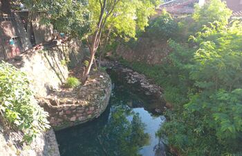 Contaminado arroyo Mburicao en Asunción.
