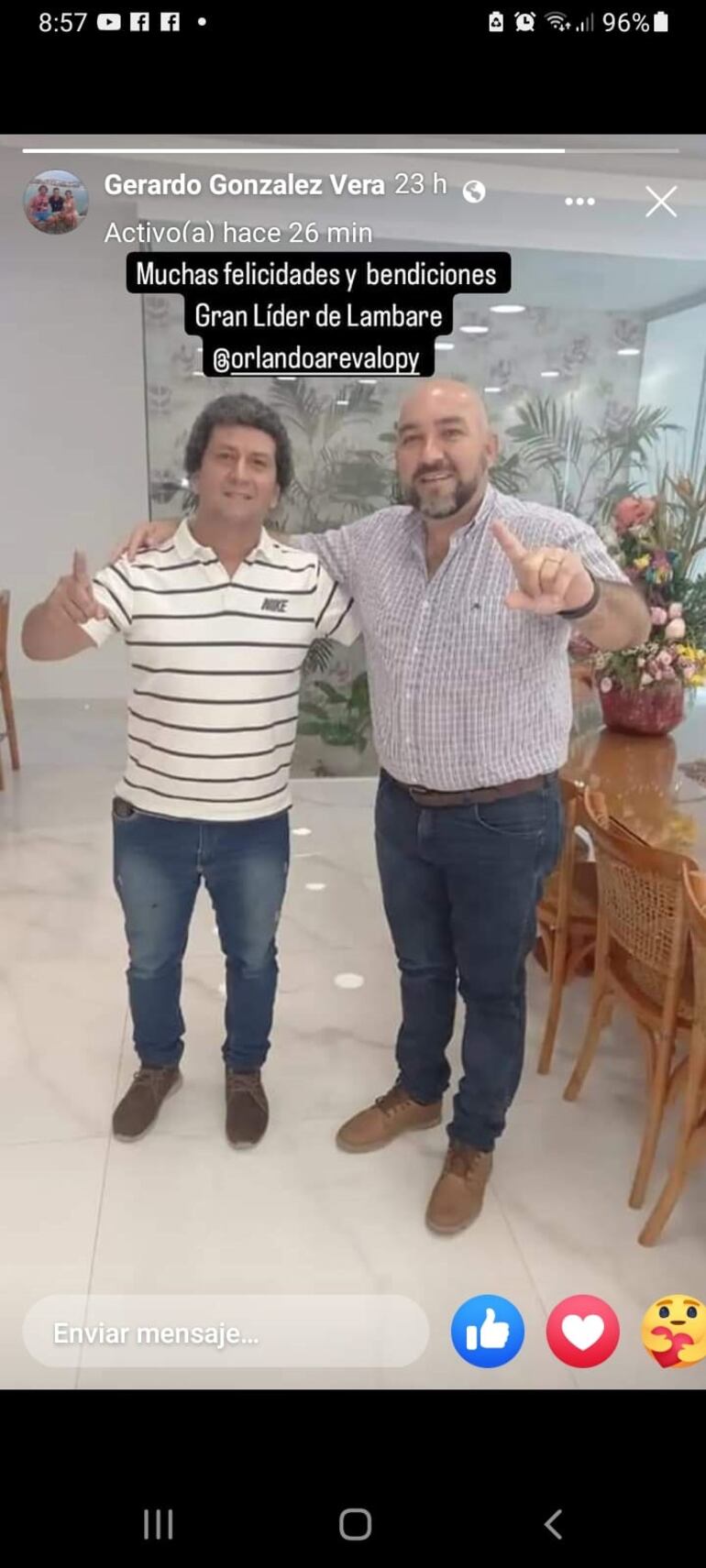 El jefe de Suministros del Hospital de Lambaré, Gerardo González con su  "líder" Orlando Arévalo. 