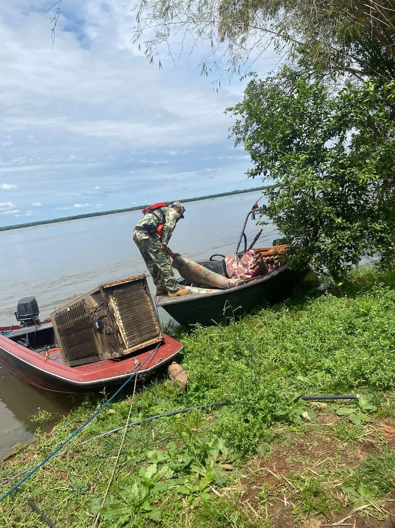 Prefectura Naval zona Ayolas realiza tareas de evacuaciones de familias de las islas afectas por crecida del río Paraná.